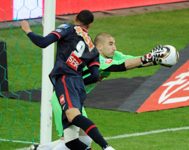 ستيفان روفييه حارس موناكو يصد كرة ومعه غييوم هوارو صاحب هدف الفوز (الفرنسية)