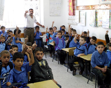كثافة طلابية في مدارس غزة نتيجة النقص (الجزيرة نت)