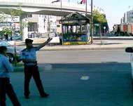 رجال الأمن أغلقوا شارع مكة في القلب التجاري لعمان (الجزيرة نت)
