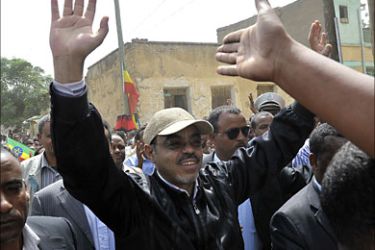 f_Ethiopian Prime Minister Meles Zenawi arrives to cast his vote at a polling station in Adwa 900km north on May 23, 2010 of the capital Addis Ababa. Ethiopians began voting in legislative