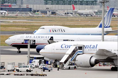 epa02140963 (FILE) A file picture dated 27 June 2008 shows United Airlines, US Airways and Continental Airlines airplanes at Frankfurt airport, Germany. United Airlines and Continental