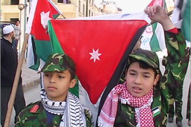 اطفال يلبسون الحطات الأردنية ووالفلسطينية في مسيرة تضامن مع القدس بعمان