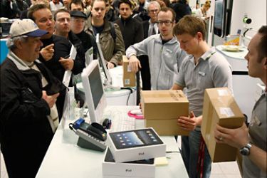 r_People wait in line to purchase Apple iPads during a launch event at the Apple retail store in Berlin, May 28, 2010. The iPad officially went on sale on Friday in Australia, Britain,