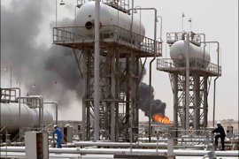 r_Workers of South Oil Company (SOC) perform maintenance work at the Rumaila oil field in Basra Province May 24, 2010. The initial development plan agreed by Exxon Mobil and