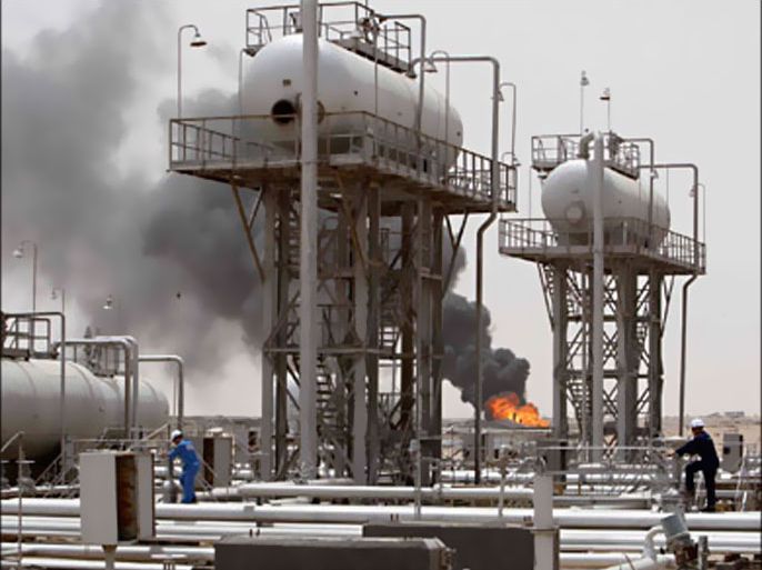 r_Workers of South Oil Company (SOC) perform maintenance work at the Rumaila oil field in Basra Province May 24, 2010. The initial development plan agreed by Exxon Mobil and