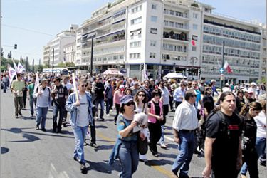 في اليونان احتجاجا على الخطوات الحكومية التقشفية وتظاهرات واحتجاجات من النقابات العمالية والمهنية
