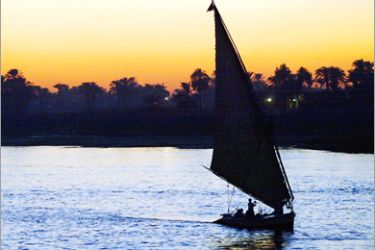 epa00671785 A felucca, a Egyptian Nile sailboat, plies the Nile River in the Upper Egypt city of Luxor as evening sets in this file picture taken in December 2002. The Nile River is the