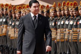 Turkmenistan's President Gurbanguly Berdimukhamedov (C) inspects a guard of honour during his ceremonial reception at the presidential palace in New Delhi
