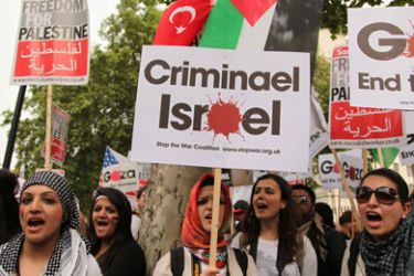 مظاهرة حاشدة في لندن شارك فيها الآلاف احتجاجا على مهاجمة سفن المساعدات الإنسانية المتجهة إلى قطاع غزة المحاصر - وقد انطلقت المظاهرة ظهر،اليوم(السبت) من أمام مقر رئاسة الوزراء في شارع "10 داوننغ ستريت" وتحركت باتجاه السفارة الاسرائيلية.
