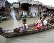 عائلة تبحث عن مأوى آمن إثر فيضانات غربي ميانمار عام 2007 (الفرنسية-ارشيف)