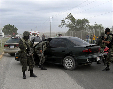 جنود مكسيكيون عقب اشتباك مع مهاجمين في رينوسا الحدودية مع أميركا (رويترز-أرشيف)