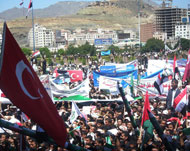 المتظاهرون حملوا مجسمات لصواريخرسم عليها العلم الفلسطيني (الجزيرة نت)