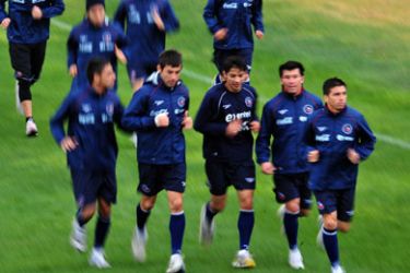 Chile's national football team players jog during a training session at Ingwenyama Resort, in Nelspruit on June 10, 2010 on the eve of the South Africa 2010 World Cup kick off.