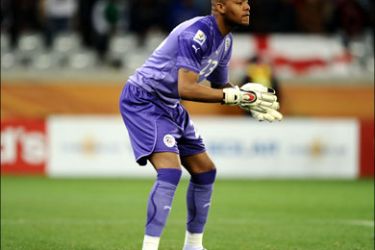 afp : Algeria's goalkeeper M'bohi Rais Ouheb eyes the ball during their Group C first round 2010 World Cup football match on June 18, 2010 at Green Point stadium in Cape