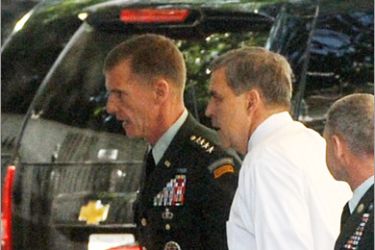 epa02217708 US General Stanley McChrystal (L) arrives at the White House for a meeting with US President Barack Obama, in Washington DC, USA, 23 June 2010. McChrystal