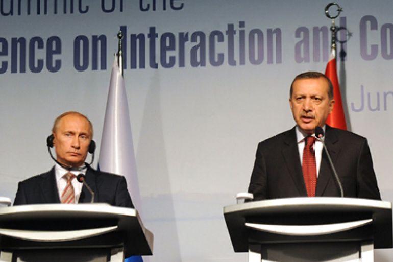 Russian Prime Minister Vladimir Putin (L) gives a press conference with his Turkish counterpart Recep Tayyip Erdogan at Ciragan Palace in Istanbul