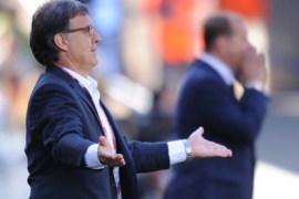 Paraguay's coach Gerardo Martino (L) gestures to his players during the Group F first round 2010 World Cup football match Slovakia versus