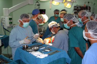غرفة العمليات في المستشفى الأهلي في الخليل خلال إجراء عملية جراحية للمصاب إبراهيم الدبس
