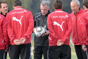 Switzerland's German coach Ottmar Hitzfeld talks to team players during a training session on June 10, 2010 at the Vaal University Technology in Vanderbijipark, on the eve of the start of the 2010 World Cup football tournament.
