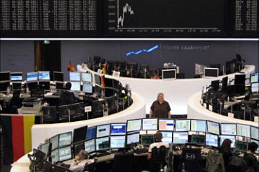 r_Traders work at their desks in front of the DAX board at the Frankfurt stock exchange June 18, 2010. REUTERS/Remote/Tobias Schwarz (GERMANY - Tags: BUSINESS)