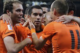 r_Netherlands' Giovanni van Bronckhorst celebrates his goal with team mate Joris Mathijsen (L) and Arjen Robben (R) during the 2010