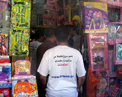 الفلسطينيون نظموا حملات شعبية لمقاطعة منتجات المستوطنات (الجزيرة نت)