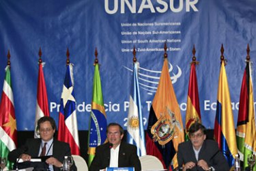 epa02266184 Ecuadorean Foreign Minister Ricardo Patino (C) speaks during the extraordinary meeting of the foreign ministers of the Union of South American Nations (UNASUR) in Quito, Ecuador, 29 July 2010, in order to discuss the Colombian-Venezuelan crisis. EPA/JOSE JACOME