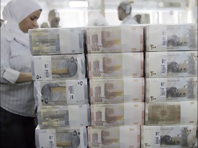 f_New Syrian currency notes (R to L: 200, 100, 50 Syrian pounds) are seen on display at the central bank in Damascus July 27, 2010. Syrian authorities unveiled notes