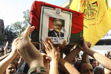 Palestinians refugees carry the coffin of senior Fatah military commander Mohammed Oudeh during his funeral at al-Yarmouk refugee camp near Damascus July 3, 2010.