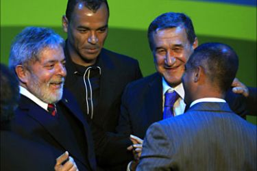 r_Brazilian President Luiz Inacio Lula da Silva, former national team player Cafu, the most-capped Brazilian player, former South Africa coach Carlos Alberto Parreira of Brazil and former national team player Romario (L-R) talk at the end of the launch of the "Road to Brazil 2014" and the unveiling of the official emblem at the the Sandton Convention Centre in Johannesburg, July 8, 2010. REUTERS/Radu Sigheti (SOUTH AFRICA - Tags: SPORT SOCCER WORLD CUP)