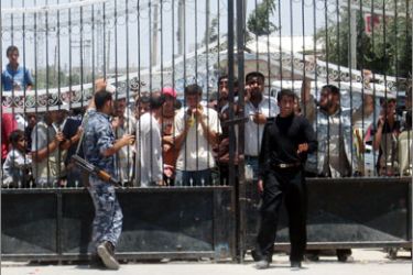 العديد من أهالي غزة قبالة البوابة المؤدية إلى معبر بيت حانون"