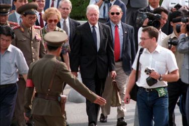 afp : (FILES) This file photo taken on June 18, 1994 shows North Korean border guards showing former US president Jimmy Carter (C) and wife Rosalynn (3rd L) to the South Korea side of the Demilitarized Zone (DMZ) as they leave North Korea through