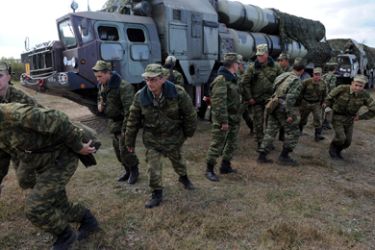 Picture taken on September 24, 2009 shows soldiers near an S-300 surface-to-air missile complex during the joint Russian-Belarussian military exercises "West-2009"