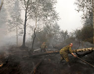 السلطات دفعت بالمزيد من رجال الإطفاء إلى المناطق المتضررة (رويترز)