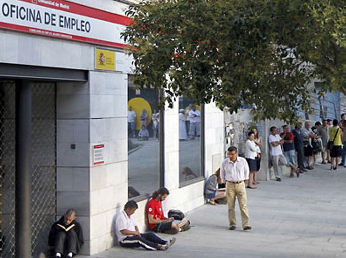 epa02271514 People form a queue outside a job centre on 03 August 2010 in Madrid, Spain. The authorities reported the number of unemployed people has fallen by 73,790 in July 2010 compared to a month before to reach a 3.90 million. The unemployment felt in July for four months in a row.