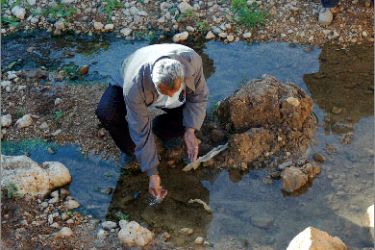 سلطات الاحتلال تمنع حفر ابار فلسطينيين وتجفف منابع المياه-صورة تظهر تجفيف اسرائيلي لنبع مياه بمنطقة شمال نابلس- الجزيرة نت