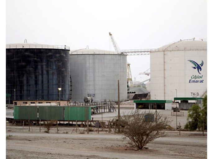 epa01433963 Oil storage containers at supply fuel station are seen in Ghalilah, north-east Dubai, United Arab Emirates, on 05 August 2008. Oil prices are up in Asia to near $120 a barrel, halting a four-week slide on concerns that tension over Iran's nuclear program could lead to conflict