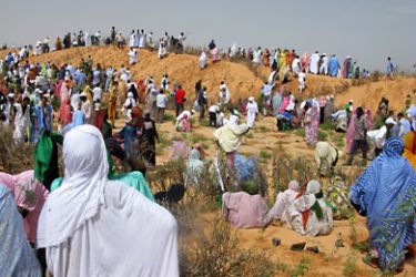 مواطنون ومسؤولون يشاركون في العملية - نواكشوط تطلق أكبر مشروع بيئي للوقاية من الرمال والفيضانات - أمين محمد – نواكشوط