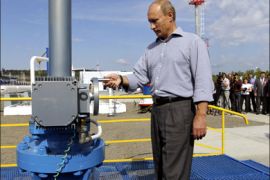 r : Russia's Prime Minister Vladimir Putin opens a valve during the opening ceremony for the Russian section of the Russia-China oil pipeline in Russia's Far Eastern region of Amur August 29, 2010. REUTERS/Ria Novosti/Pool/Alexei Druzhinin