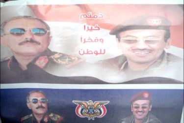 الرئيس صالح ونجله أحمد بالزي العسكري