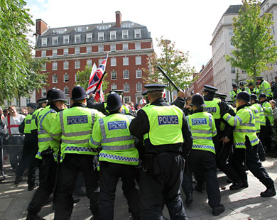 الشرطة تشتبك مع المتظاهرين من رابطة الدفاع الإنجليزية (الجزيرة نت)