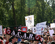 حوالي 12 ألف شخص شاركوا في المظاهرات ضد زيارة البابا لبريطانيا (الجزيرة نت)