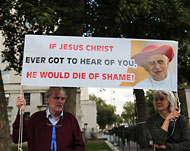 المتظاهرون رفعوا لافتات تنتقد بابا الفاتيكان بشدة (الجزيرة نت)