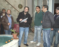 المخرج سيف الدين سبيعي مع كادر العمل أثناء التصوير (الجزيرة نت)