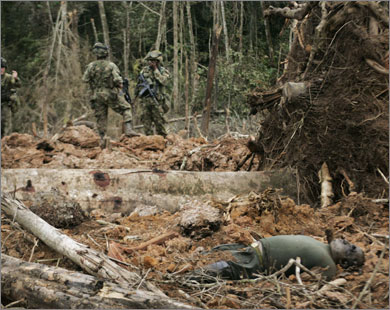 
عناصر من الجيش الكولومبي قرب جثة متمرد قتل في قصف جوي (رويترز-أرشيف)عناصر من الجيش الكولومبي قرب جثة متمرد قتل في قصف جوي (رويترز-أرشيف)