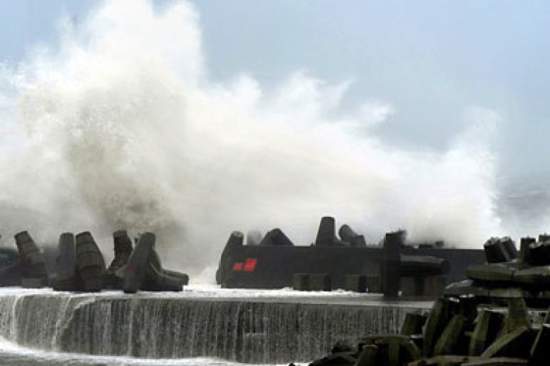 YIL02 - Yilan, -, TAIWAN : A large wave hits the coast along Nanfangauo harbour in Yilan county, eastern Taiwan, as the island braces itself for Typhoon Fanapi on September 19, 2010.