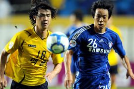 Yeom Ki-Hun (R) of South Korea's Suwon Bluewings and Kim Sung-Hwan (L) of South Korea's Seongnam Ilhwa vie for the ball during the quarter final football match of the AFC Champions League in Suwon, south of Seoul, on September 22, 2010. Suwon Bluewings won the match 2-0. AFP PHOTO/PARK JI-HWAN