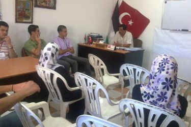 عدد من الطلبة أثناء احدي محاضرات تعلم التركية في مؤسسة الفضيلة والديمقراطية التركية