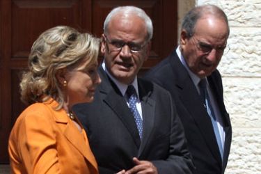 US Secretary of State Hillary Clinton (L), Palestinian peace negotiator Saeb Erakat (C) and US Special Envoy to the Middle East George Mitchell walk after their meeting at the Palestinian Authority headquarters in the West Bank city of Ramallah on September 16, 2010.