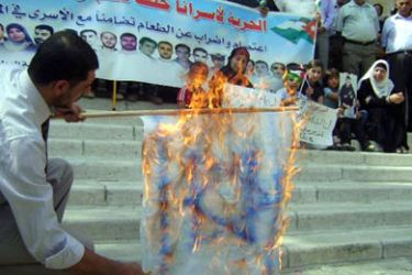 حرق العلم الاسرائيلي في الاعتصام
